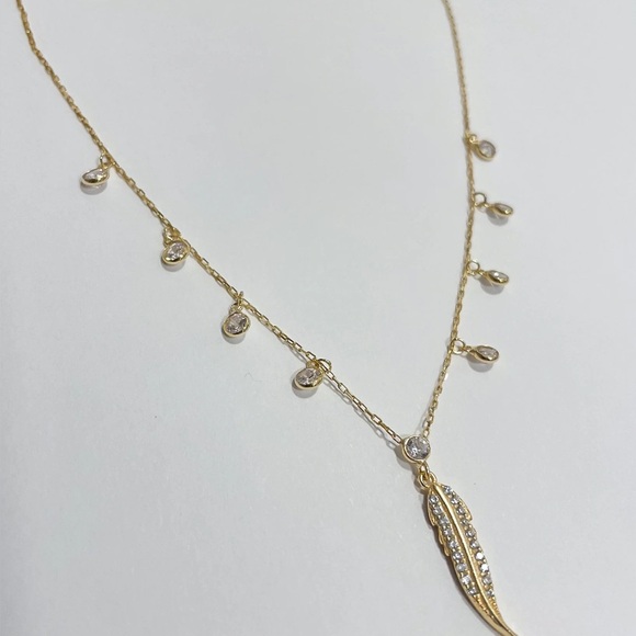 cupcakes & cashmere Jewelry - Cupcakes and cashmere Elegant Gold Necklace with Leaf Pendant